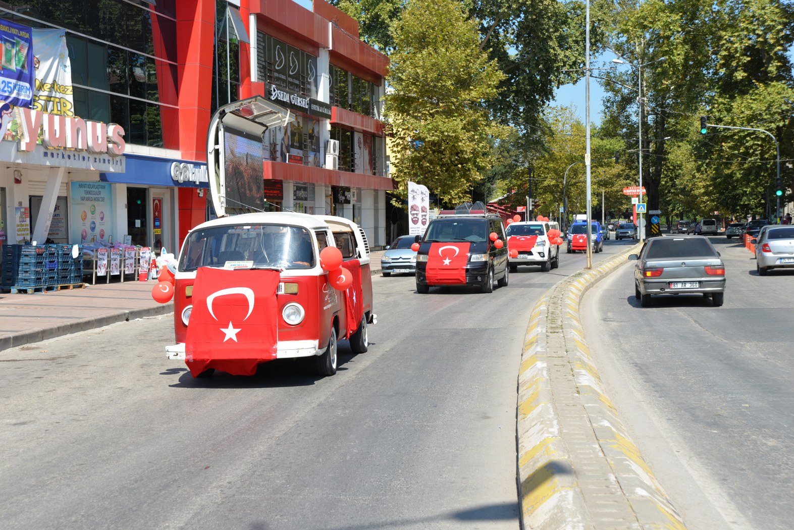 HENDEK SOKAKLARINDA ZAFER COŞKUSU