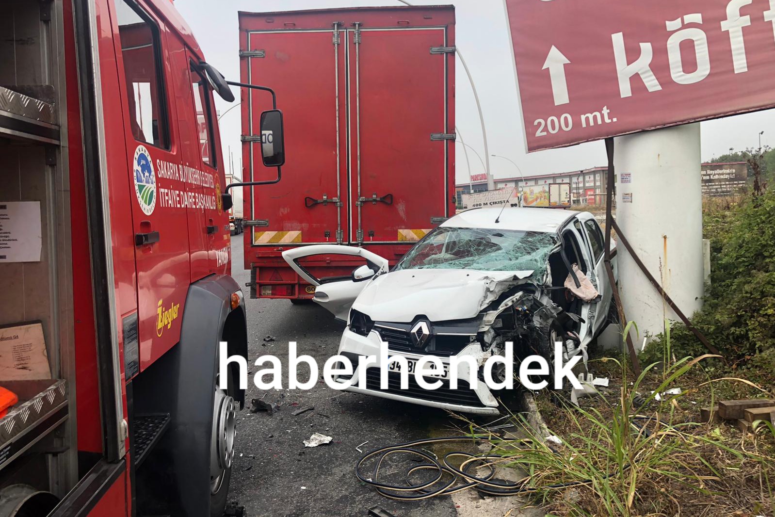TEM’de feci kaza: Park halindeki kamyonla direk arasına sıkıştı