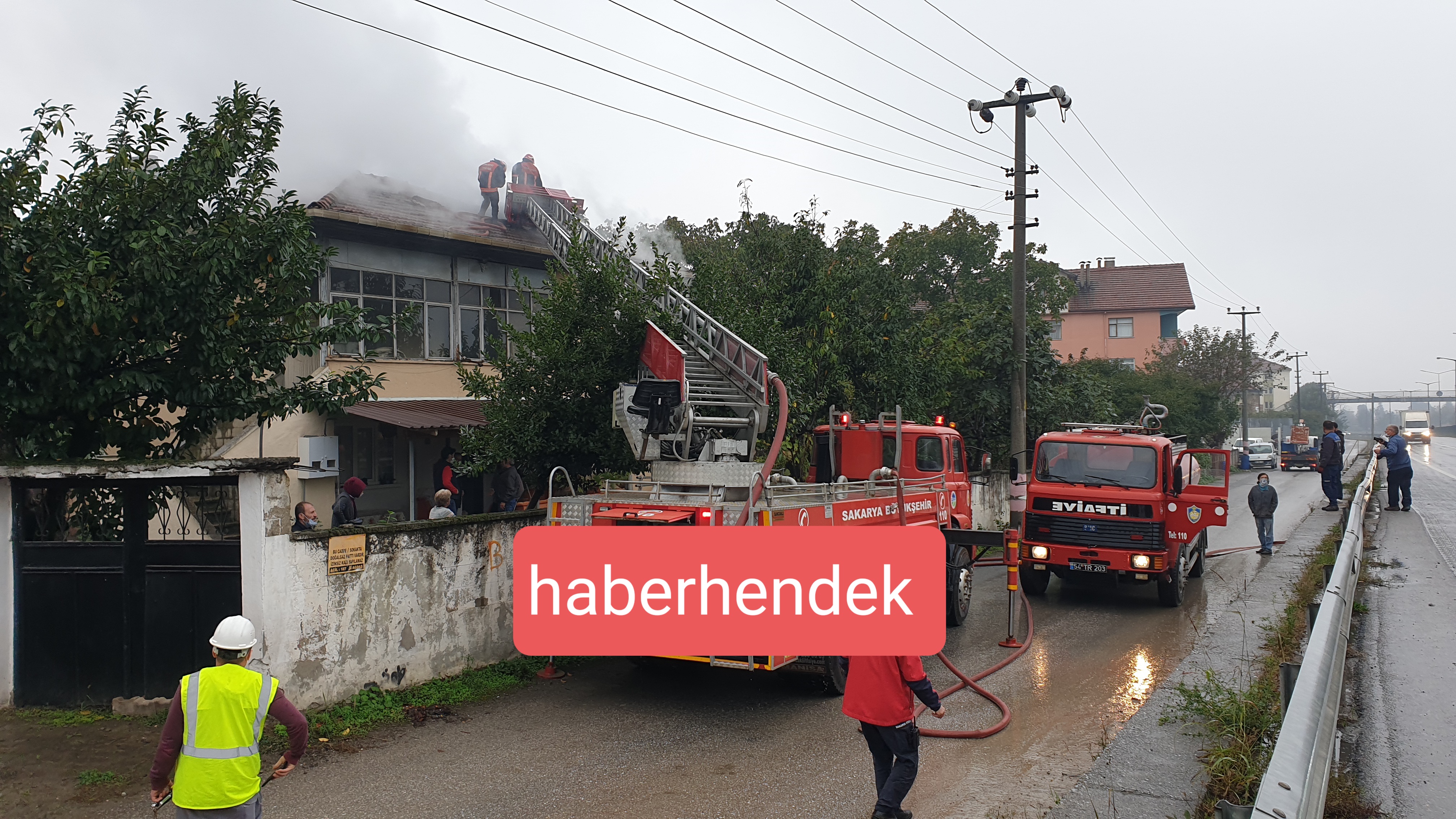Hendek'te çatı yangını