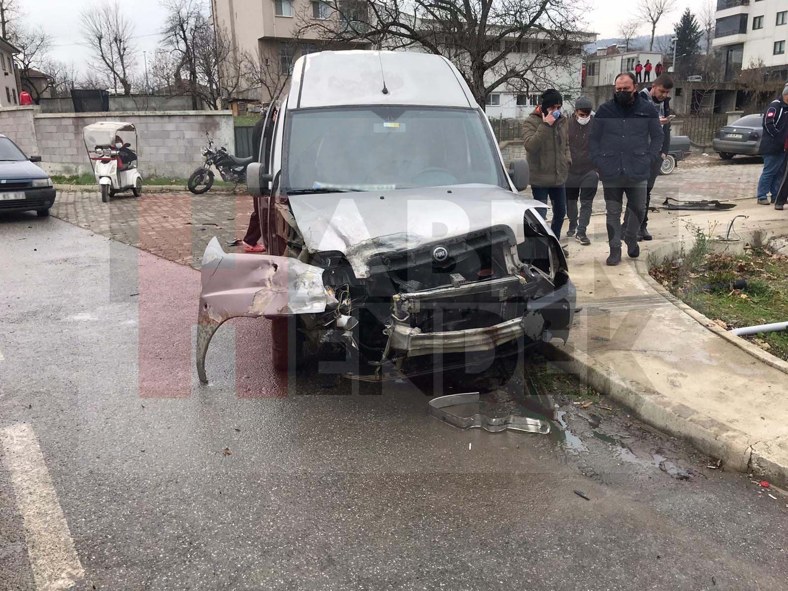 Hendek Köprübaşı Mahallesinde meydana gelen kazada 2 kişi hafif şekilde yaralandı.