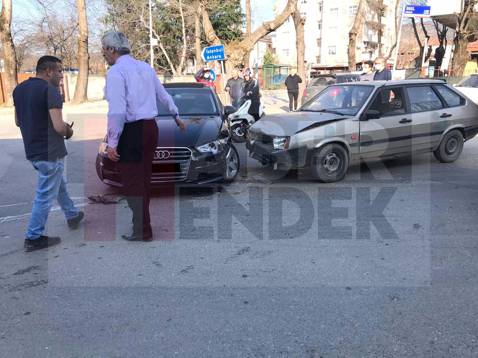 Hendek'te Maddi Hasarlı Kaza