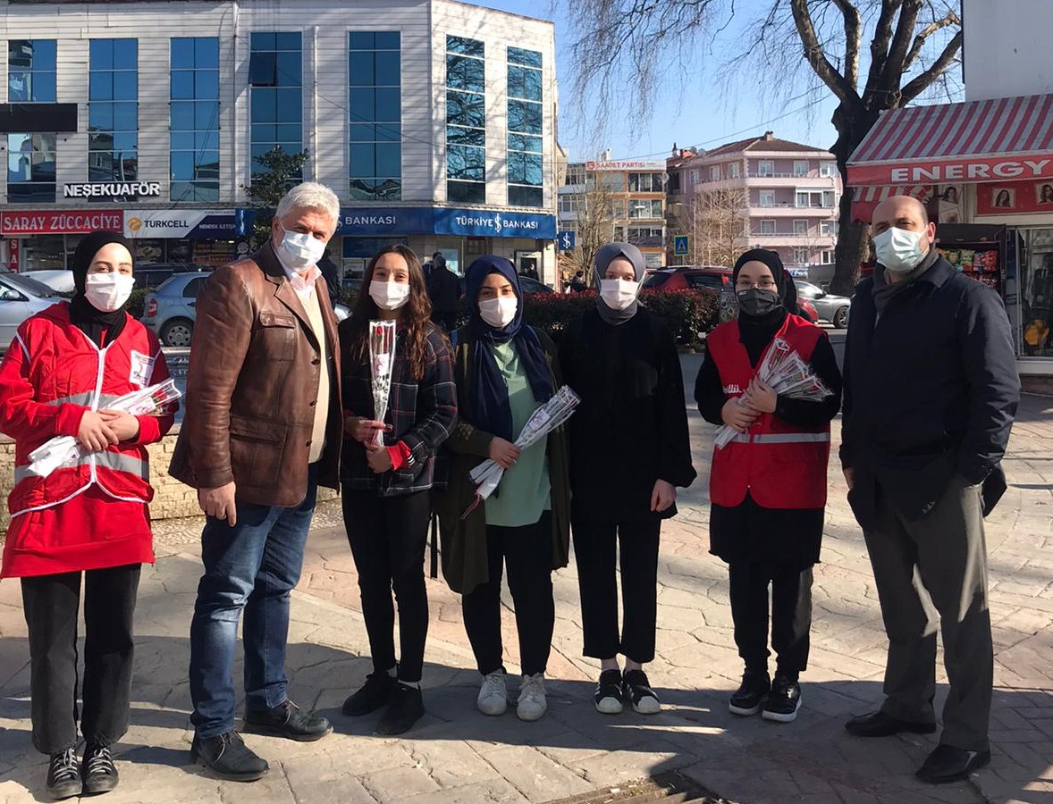 Hendek Kızılay Gönüllüleri Çiçek Dağıttı