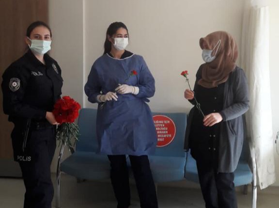 Emniyet'ten Sağlıkçılara Çiçek Süprizi