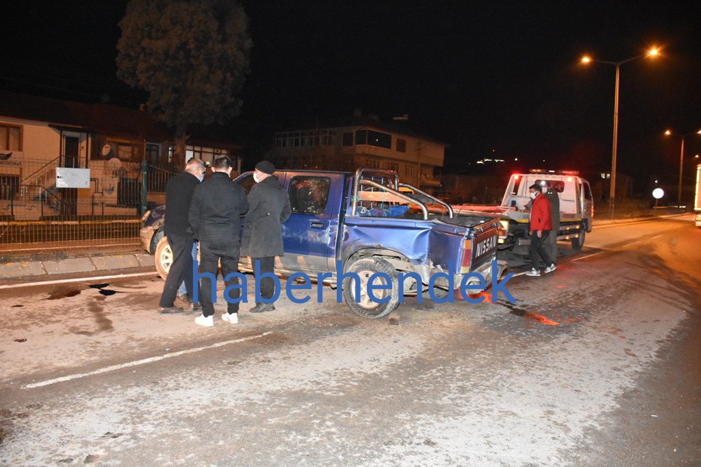 Hendek’te Kamyonet ile Otomobil Çarpıştı