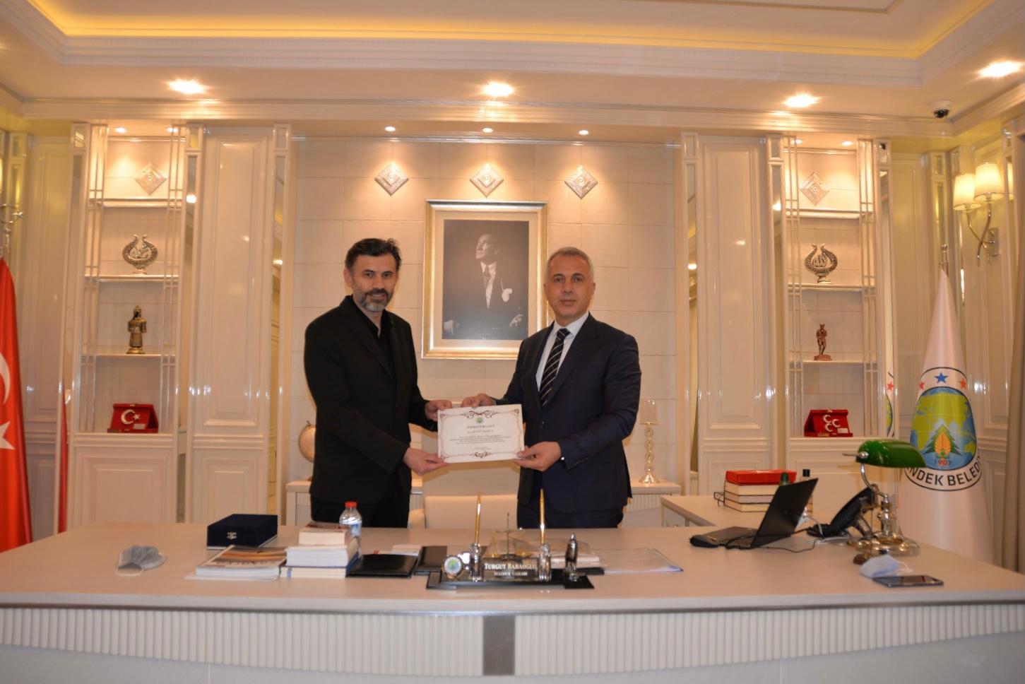 Başkan Babaoğlundan Martin’e Plaket