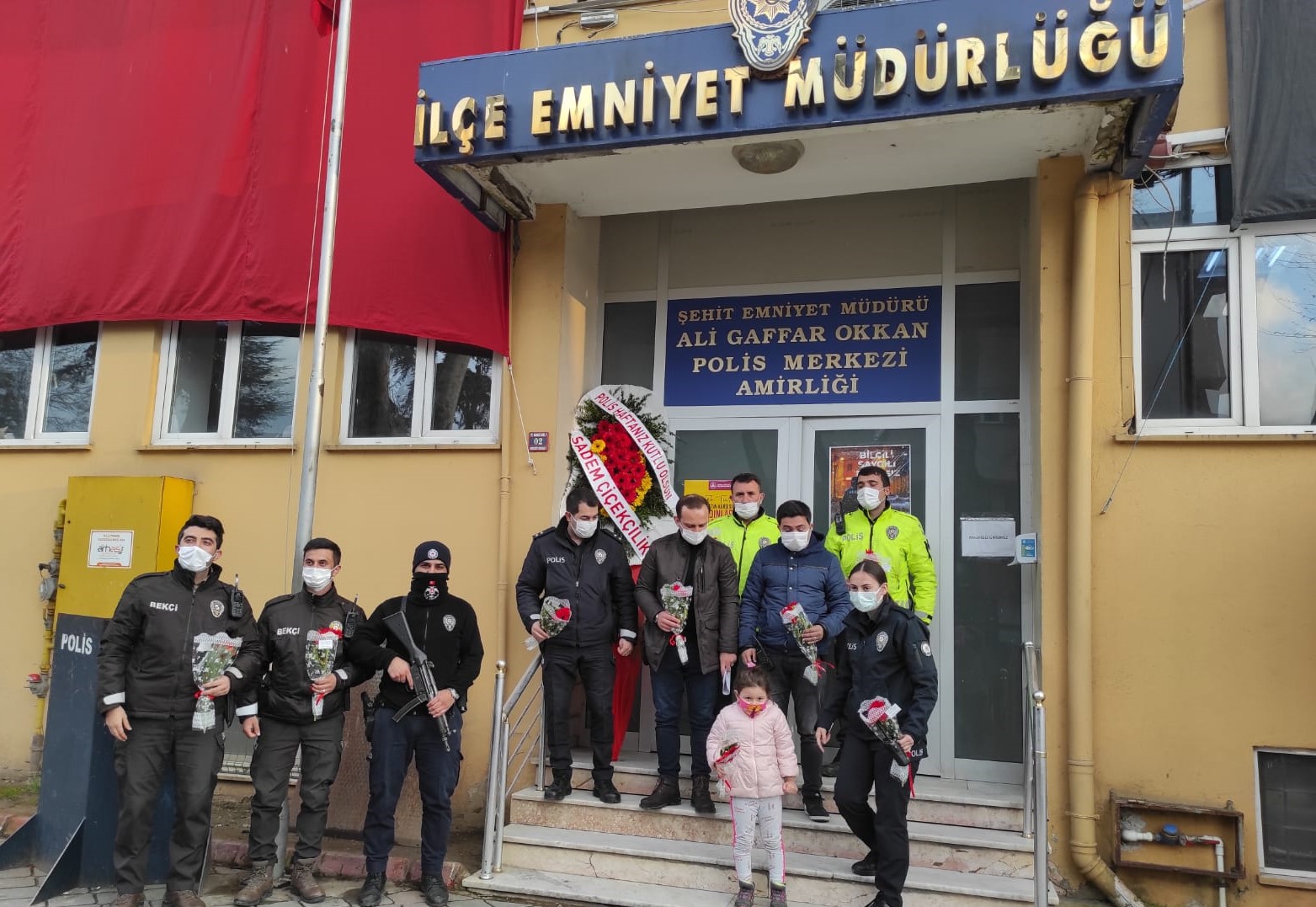 Minik İkra’dan Polis Amcalarına Çiçekli Kutlama