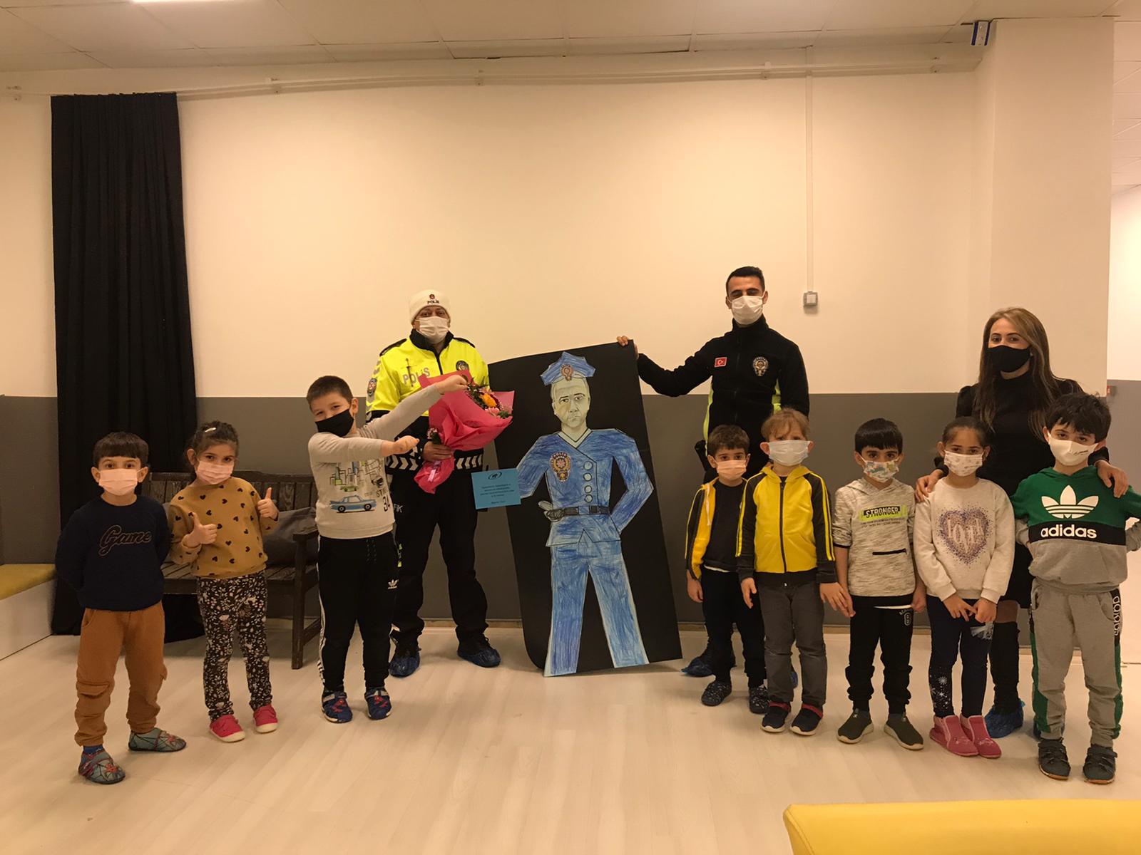 Polis Haftasında İmge Okulları Öğrencilerinden Anlamlı Hediye