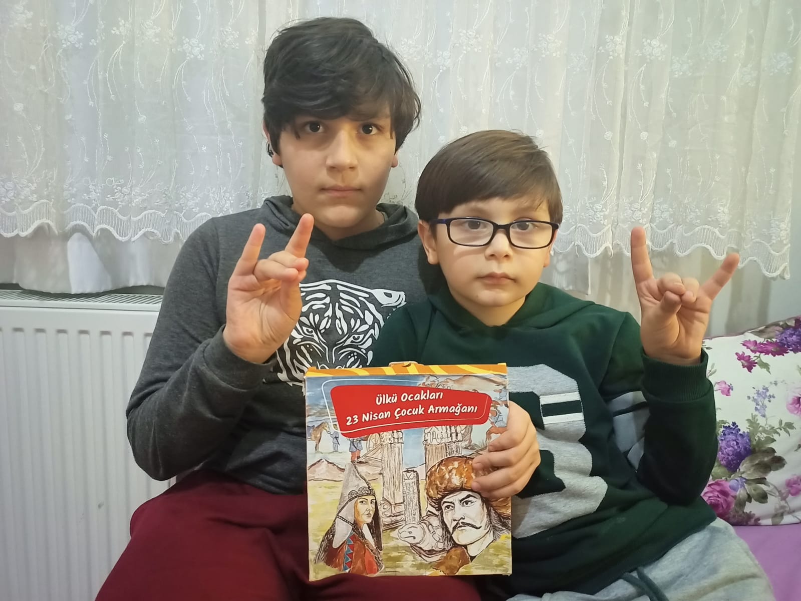 Ülkü Ocakları Genel Başkanından Çocuklara Hediye