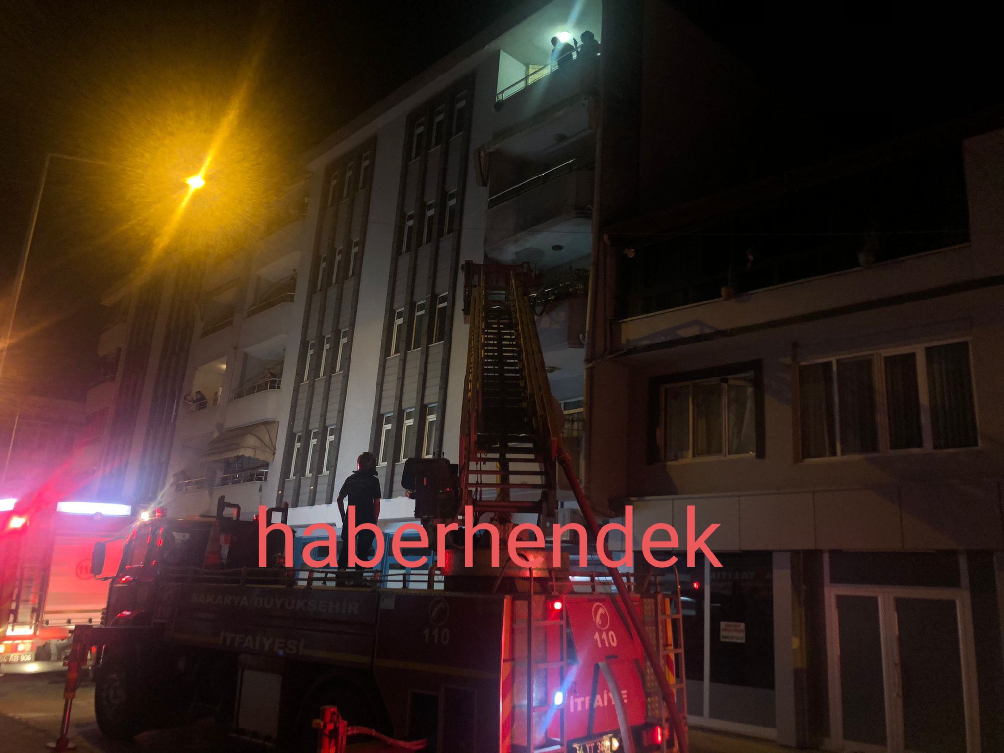 Balkonda Çıkan Yangın Büyümeden Söndürüldü
