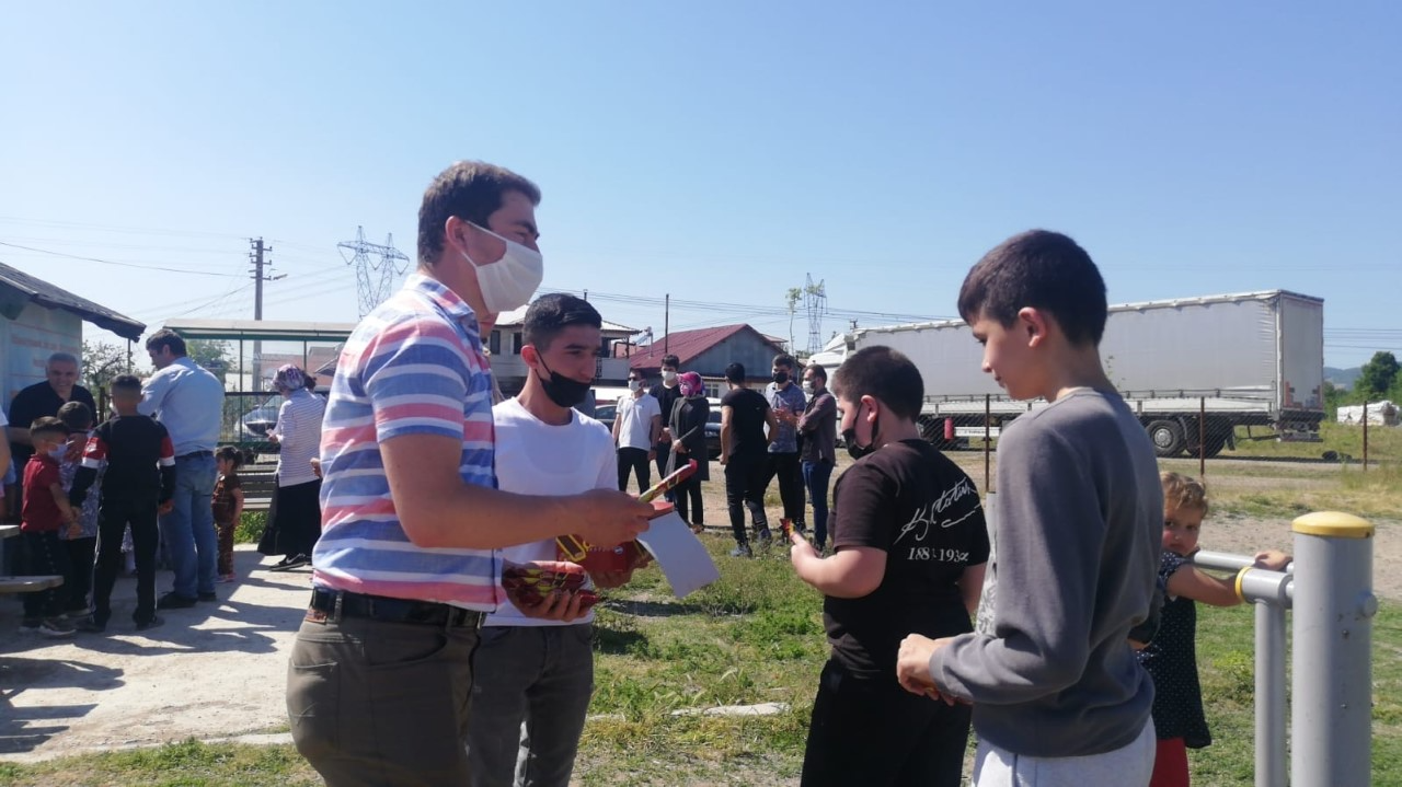 AK Partili Gençler Çocukları sevindirdi