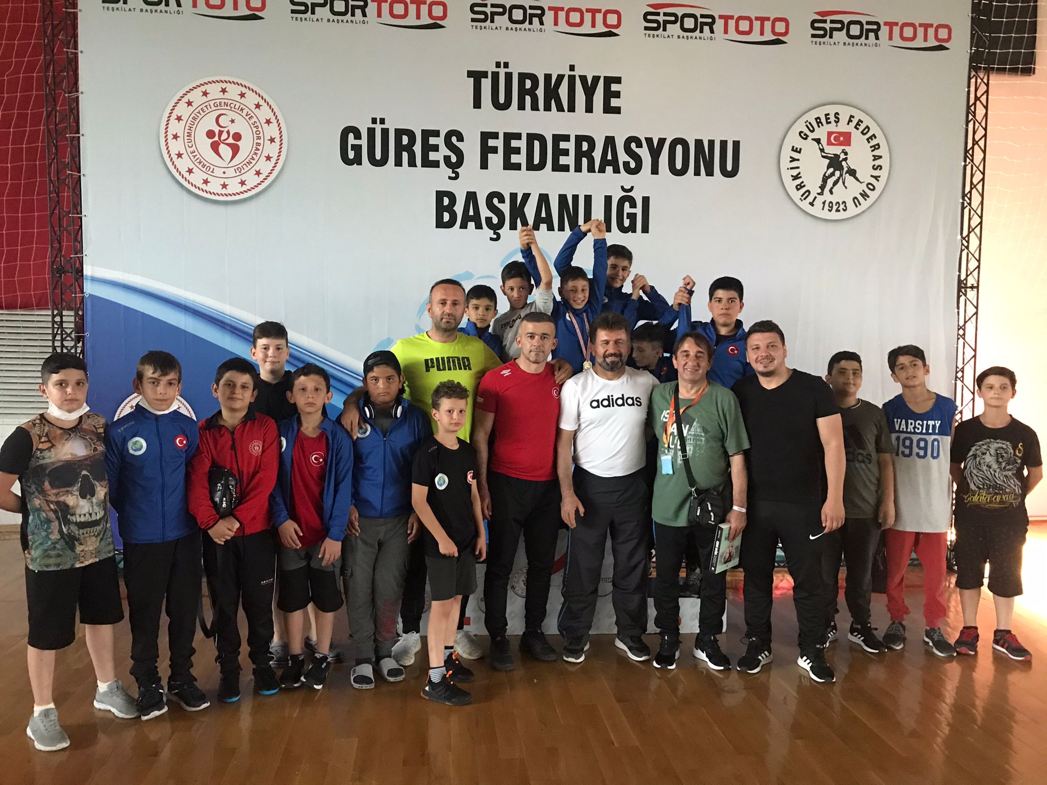 Hendek Gençlik Merkezi Spor Kulübü Güreş'de İki Türkiye Şampiyonu Bir Üçüncü Çıkardı