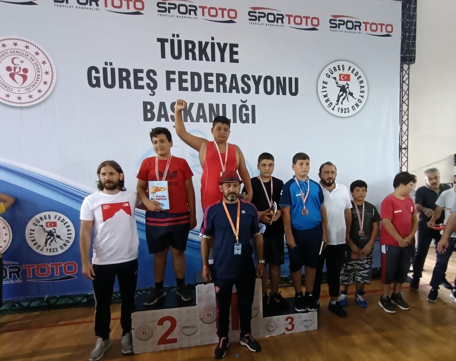 Hendek Belediyesi Güreş Takımından Büyük Başarı