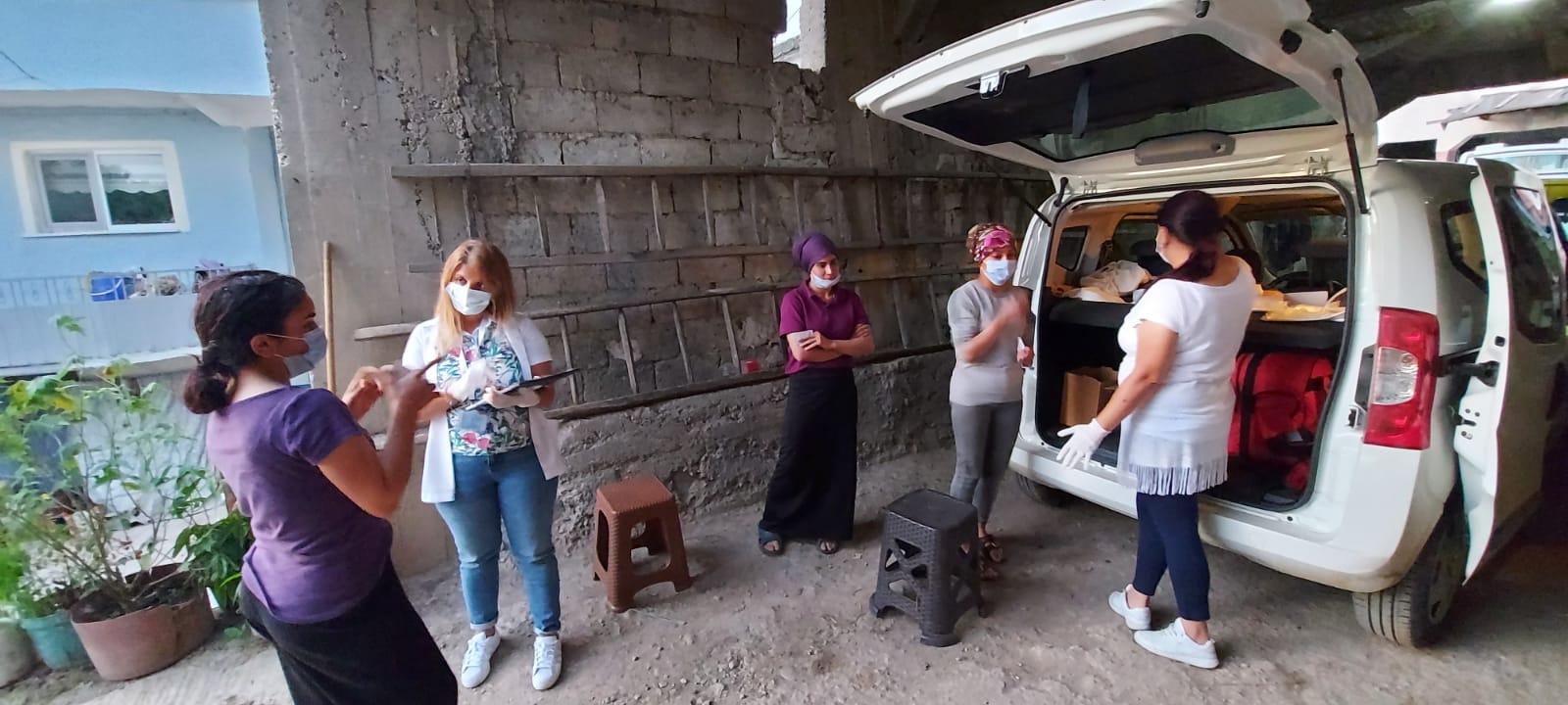 HENDEK'TE TARIM İŞÇİLERİ AŞILANIYOR