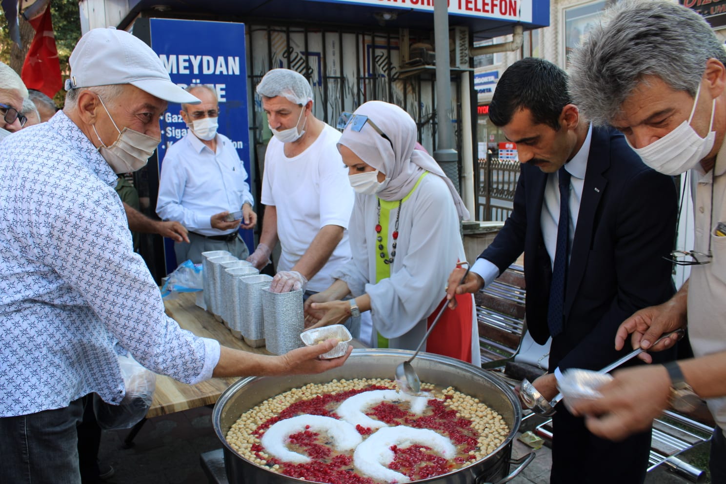 Ülkü Ocakları Aşure İkramında bulundu
