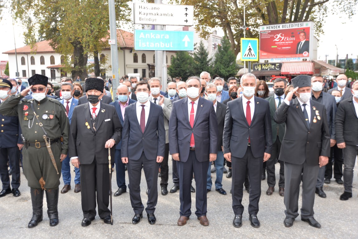 Hendek’te Cumhuriyetin 98. Yıl kutlamaları törenle başladı