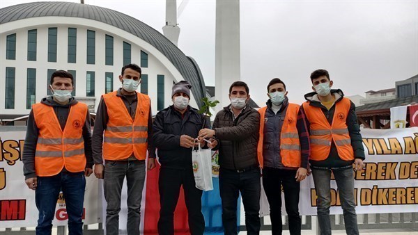 Yeni Yıla Ağaç Kesme Fidan Dik sloganıyla girdiler