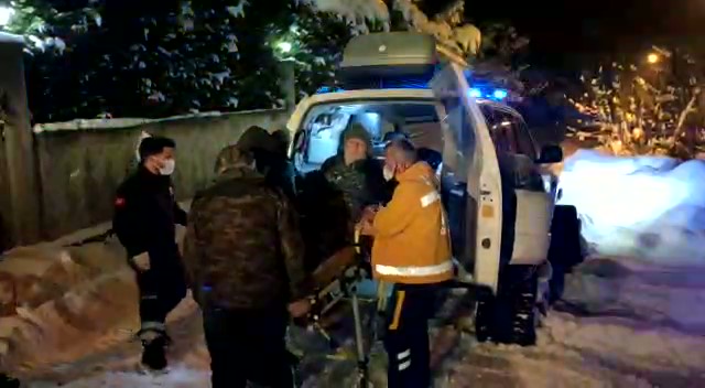 Karda yardım bekleyen hasta kurtarıldı