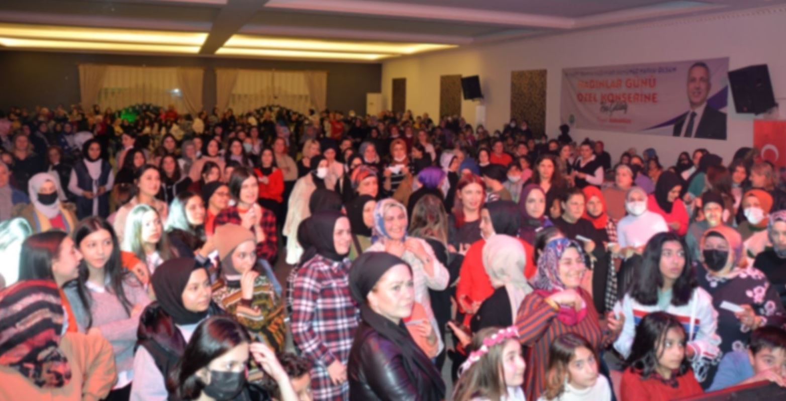 KADINLAR KONSERE AKIN ETTİ
