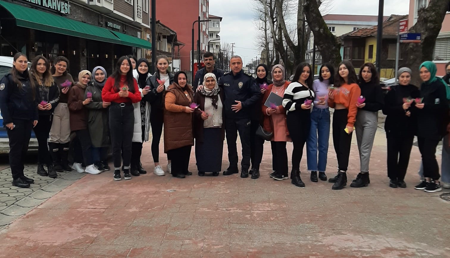 Hendek Emniyetinden Kadınlara Çiçekli Kutlama