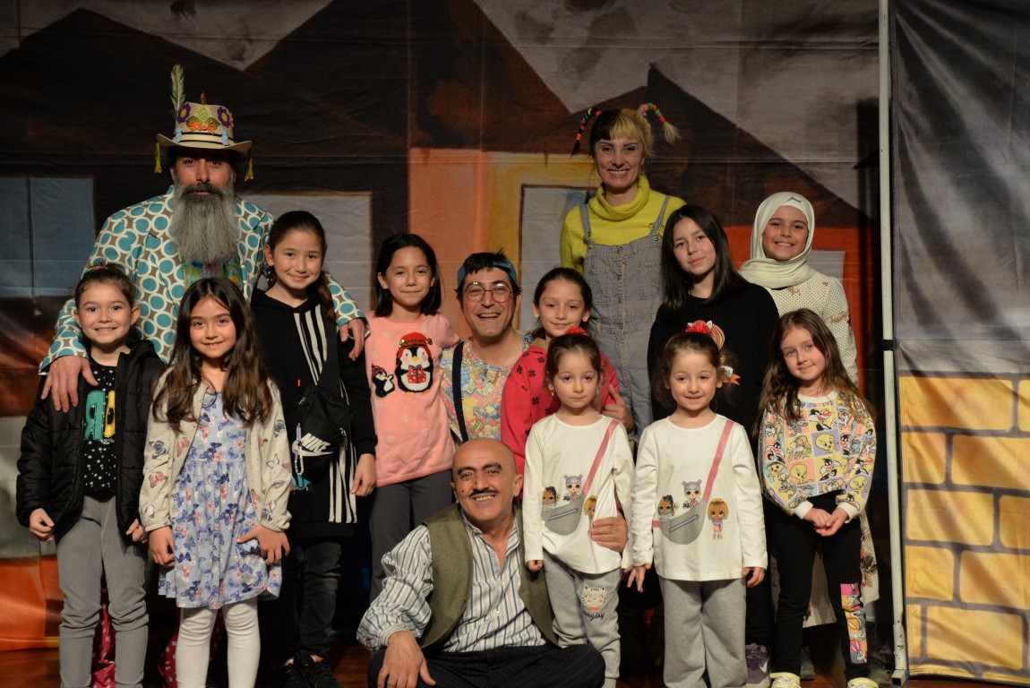 İsli Sisli Pisli Pis Puslu adlı tiyatro oyunu büyük ilgi gördü.