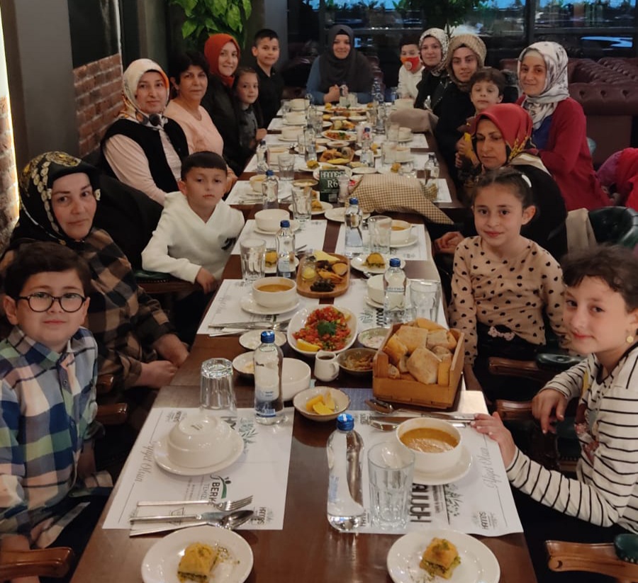 Ayşe Öğretmene Öğrencilerinden Veda Yemeği