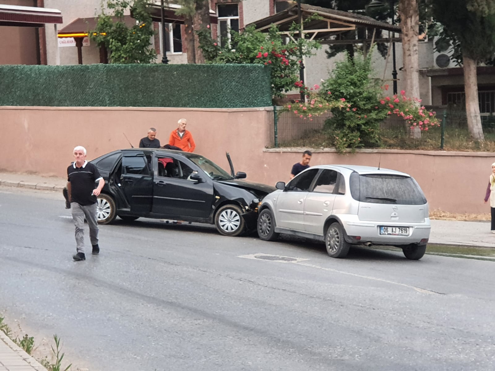 Hendek’te iki otomobil çarpıştı maddi hasar meydana geldi