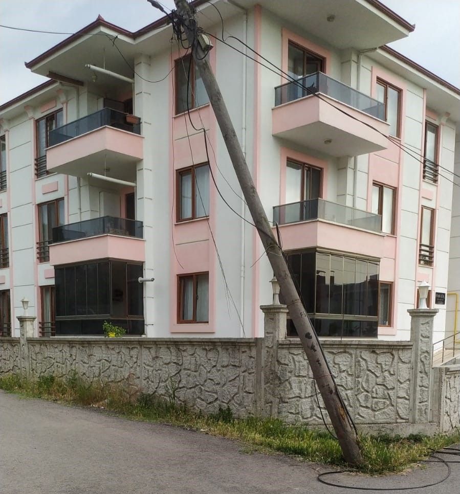 Telekom’a Ait Direk Yıkılmak Üzere
