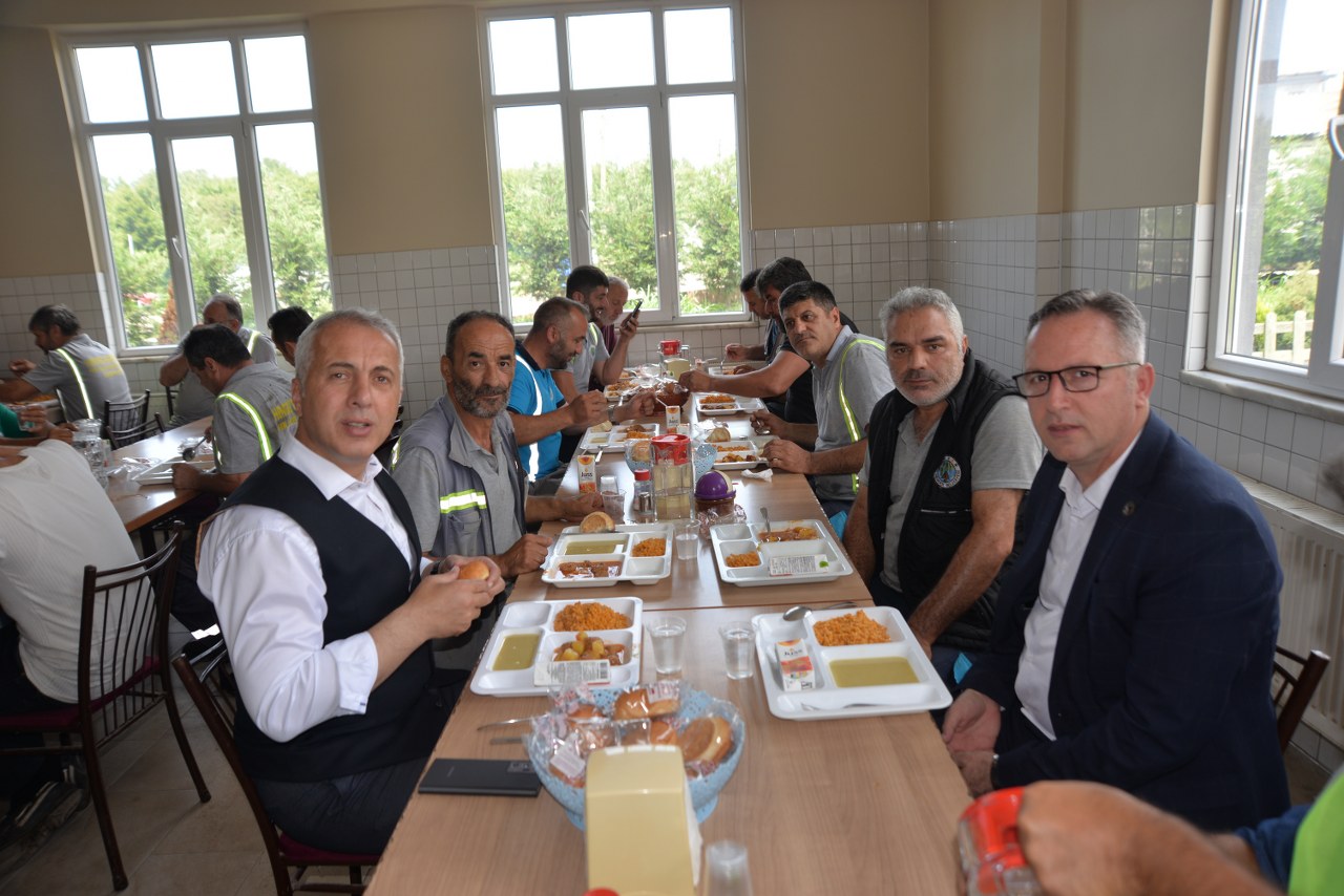 BAŞKAN BABAOĞLU VE NAMLI PERSONELLE YEMEK YEDİ