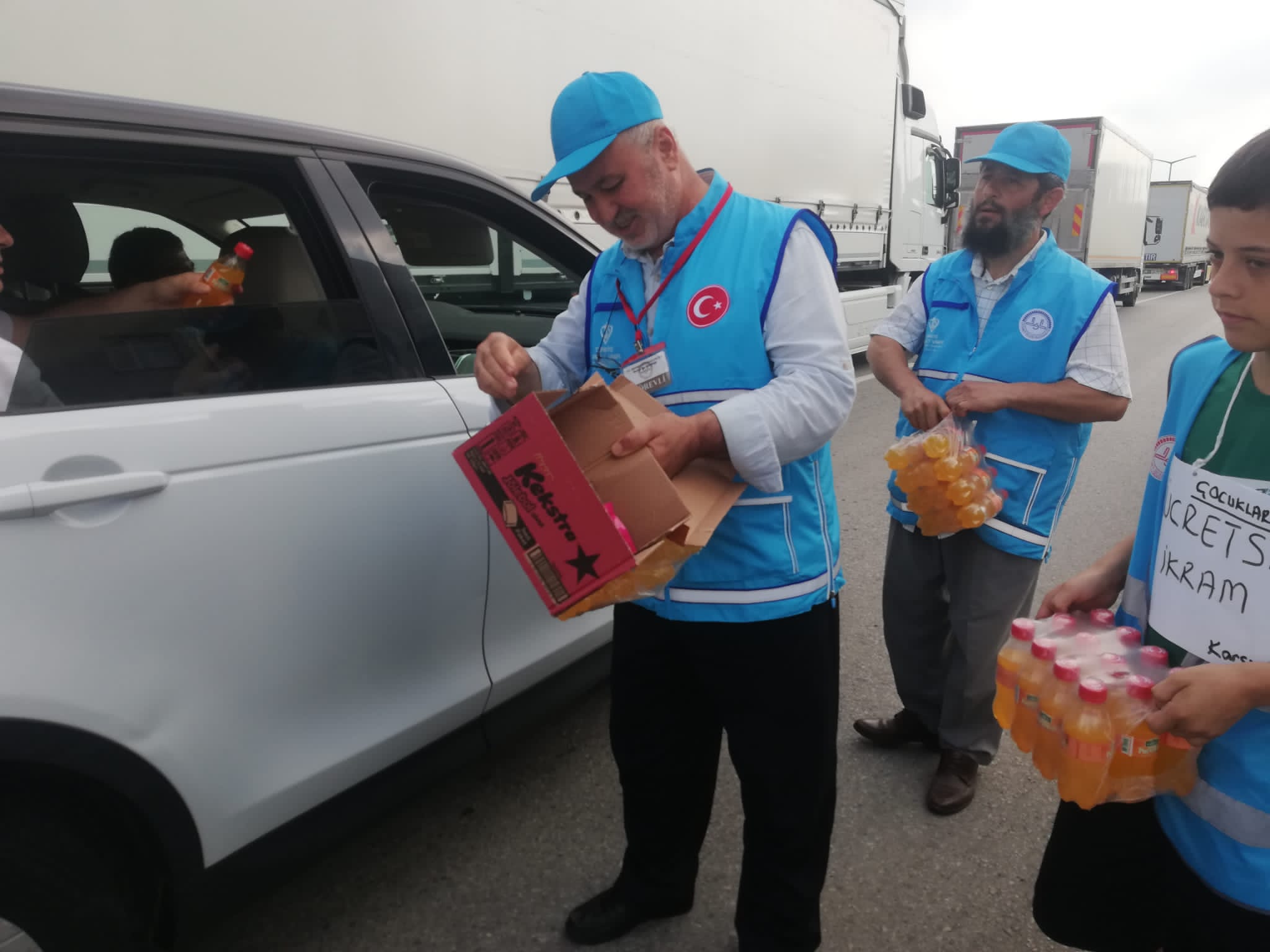 Din Görevlileri ve Öğrenciler Sürücü ve Yolculara İkramda Bulundu