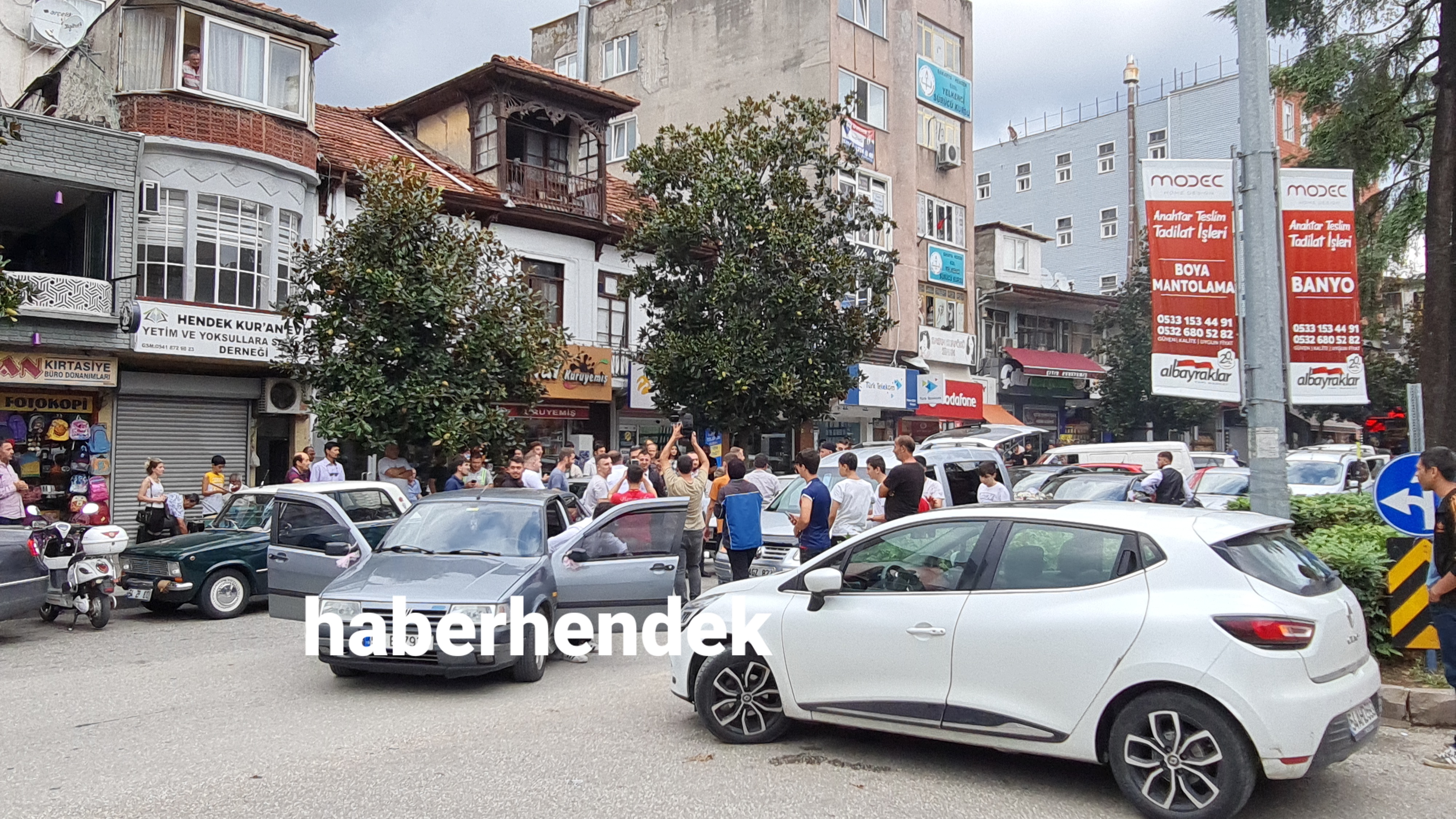 Düğün konvoyu trafiği durdurup oyun oynadı