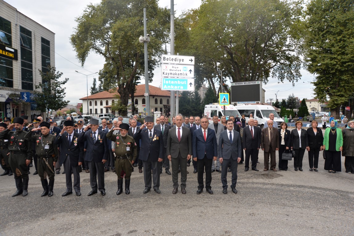 GAZİLER GÜNÜ HENDEK'TE TÖRENLE KUTLANDI