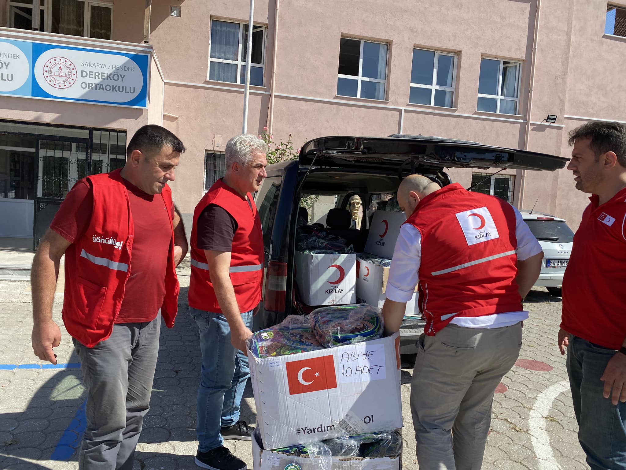 Hendek Kızılay’ı Öğrencilere Yardım Etti