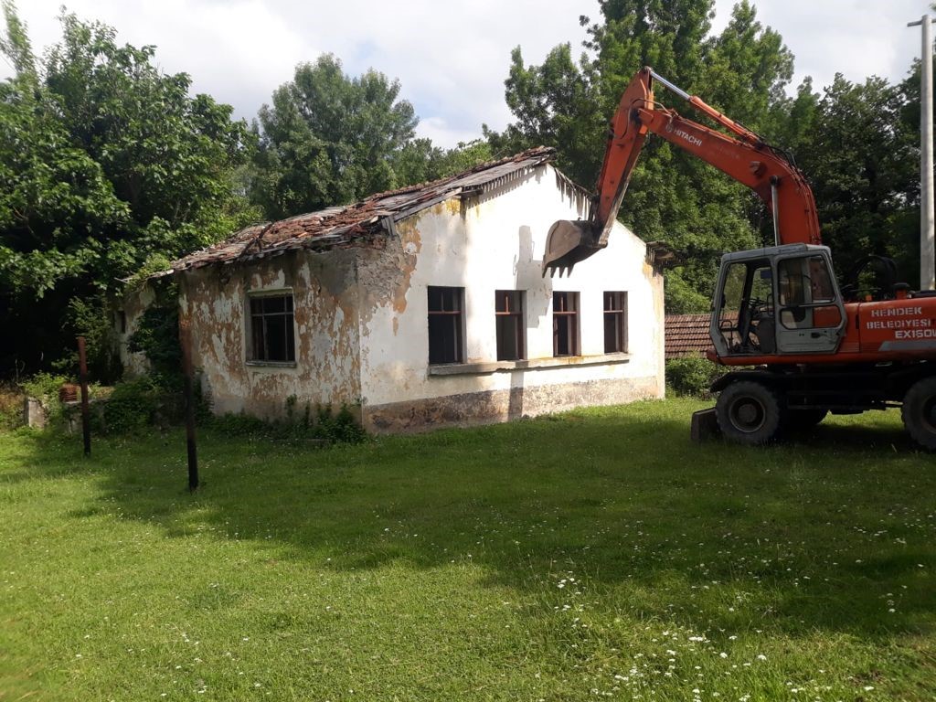 METRUK BİNALARIN YIKIMI SÜRÜYOR
