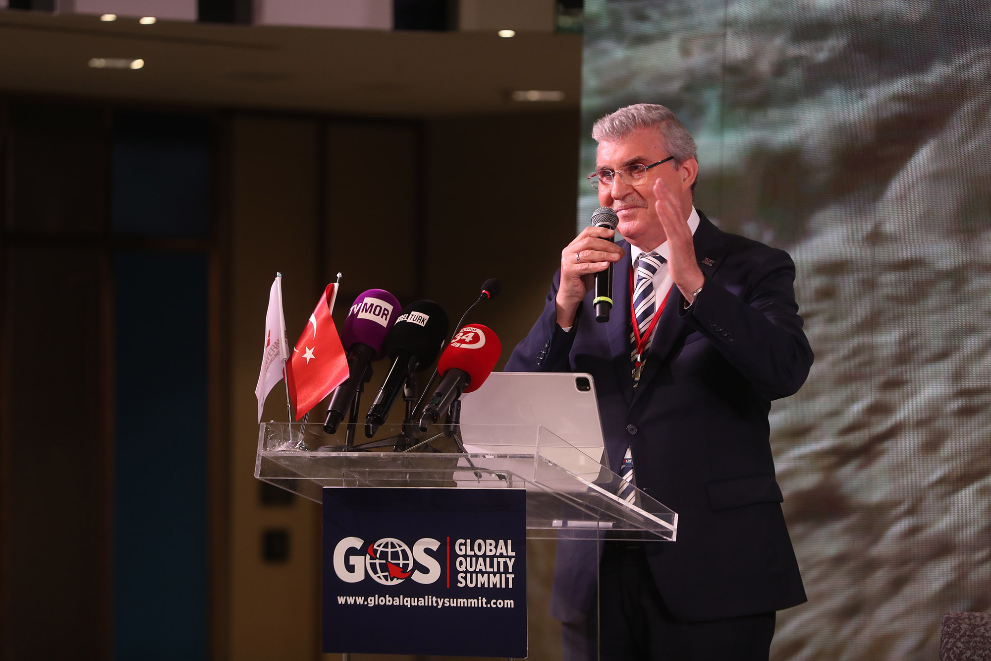 Başkan Ekrem Yüce'ye yılın en iyi belediye başkanı ödülü
