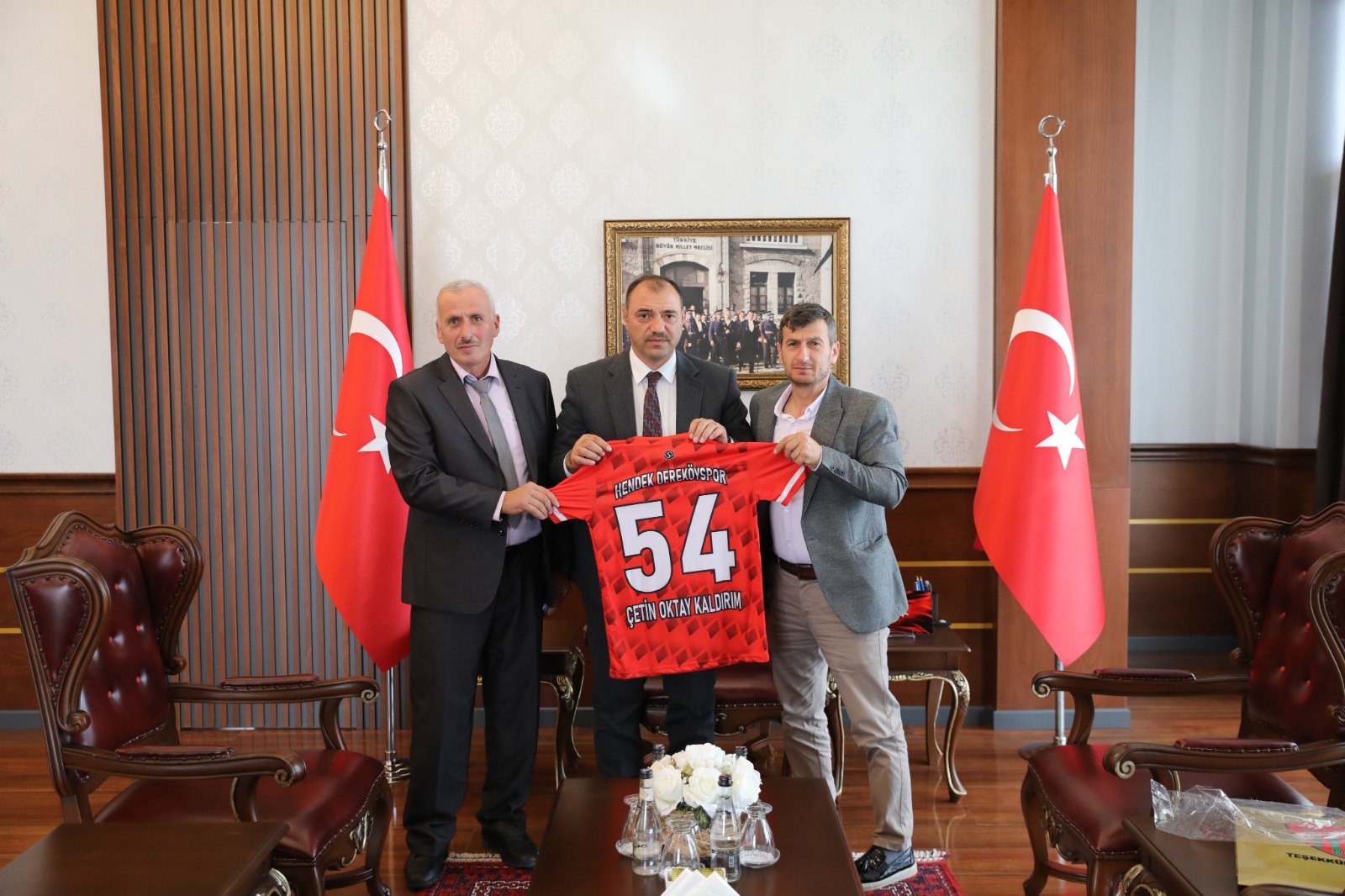 Dereköyspor Vali'ye Forma Hediye etti