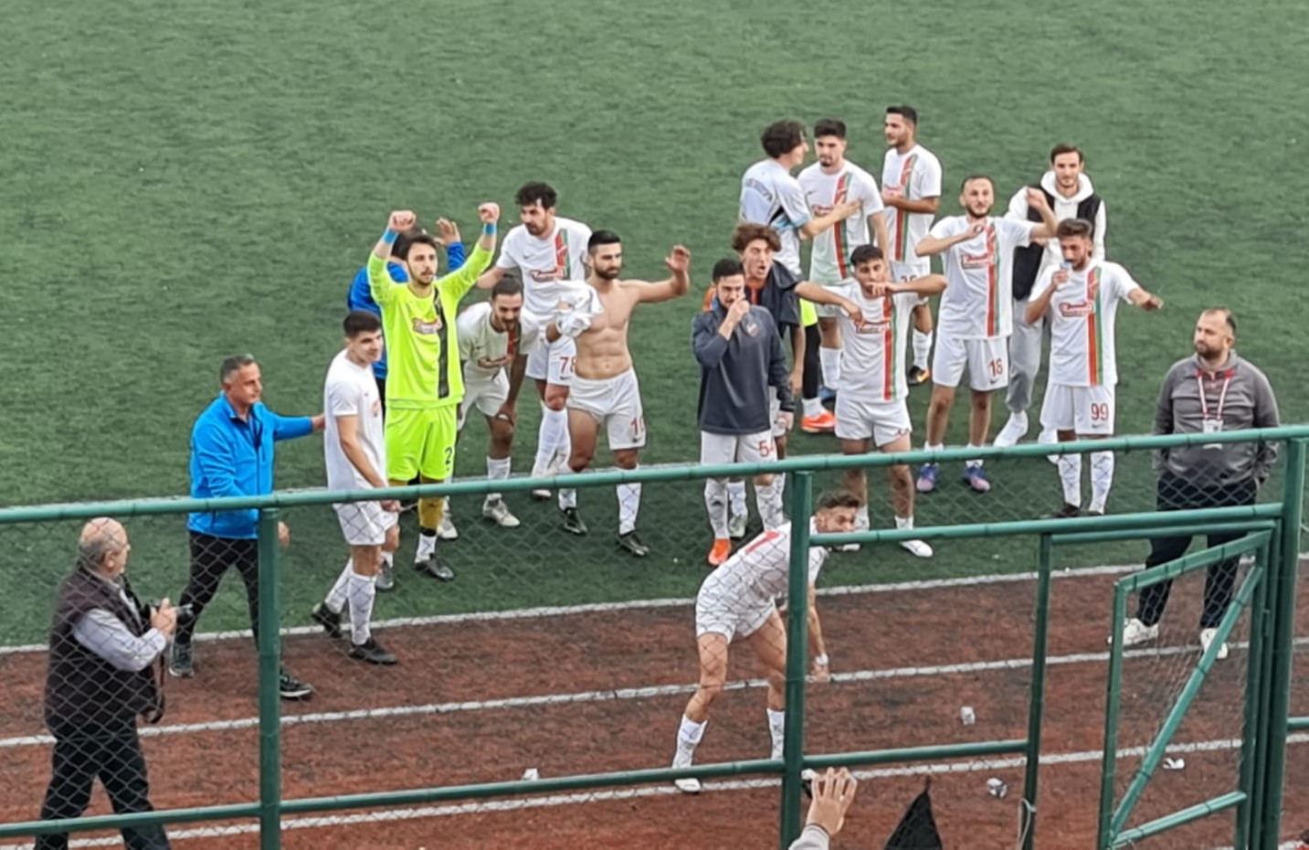 Hendek Dereköyspor 2 attı 3 aldı