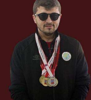 Gözleri ile gören bir perde, gönlü ile gören on perde görür