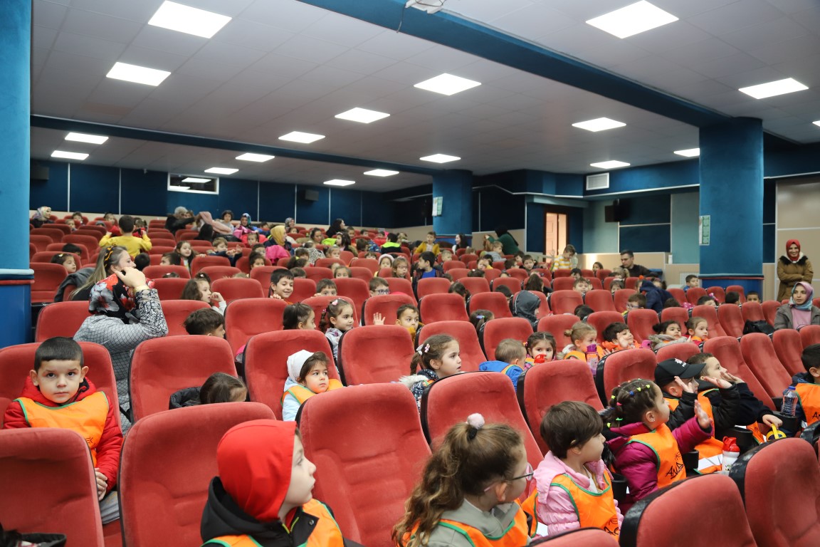 Hendek Belediyesinden Anaokulu Çocuklarına Ücretsiz Sinema