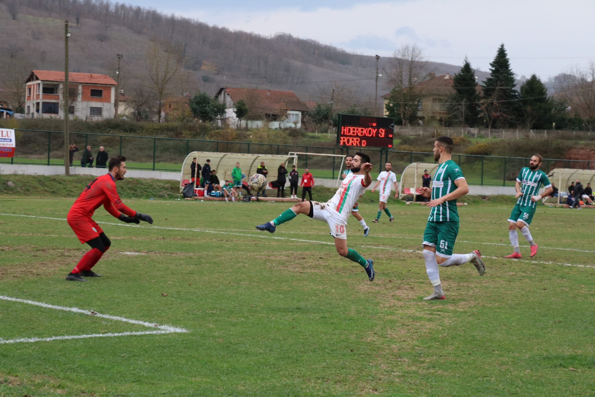 Hendek Dereköyspor Vefaspor’u elinden kaçırdı