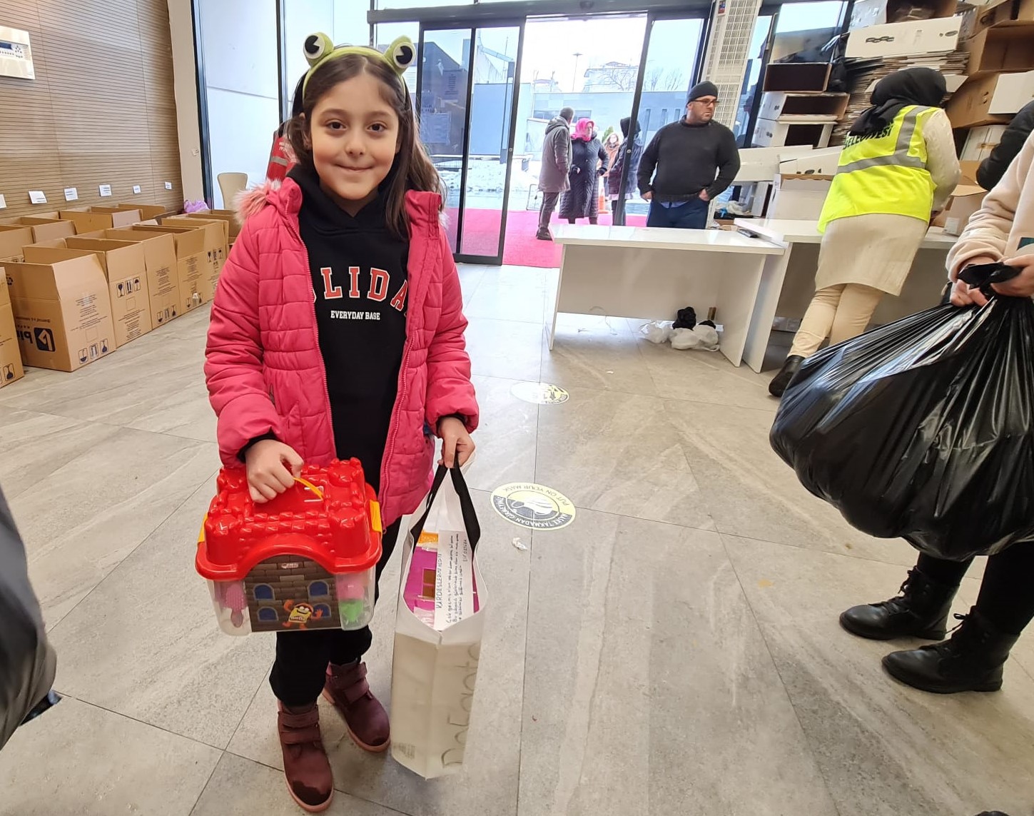 Minik Elif'ten depremzede çocuklara yardım eli
