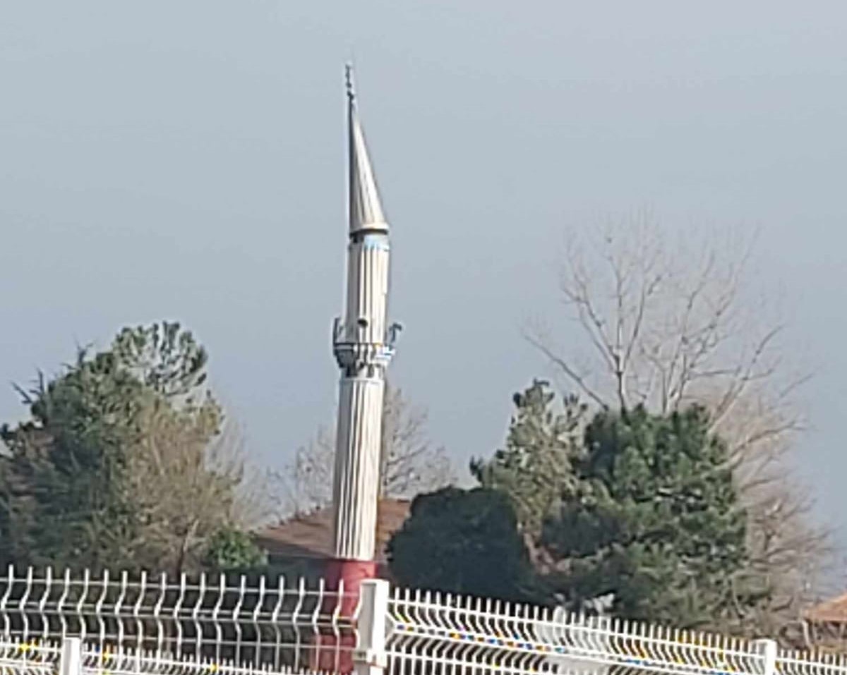 Minare tehlike saçıyor